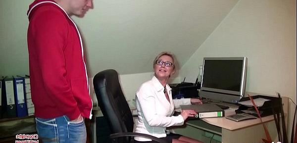  Deutsche Mega Naturtitten MILF fickt Jungspund im Büro auf Arbeit - German Mature